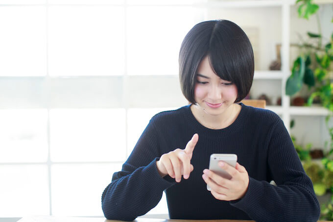 スマホを使う女性