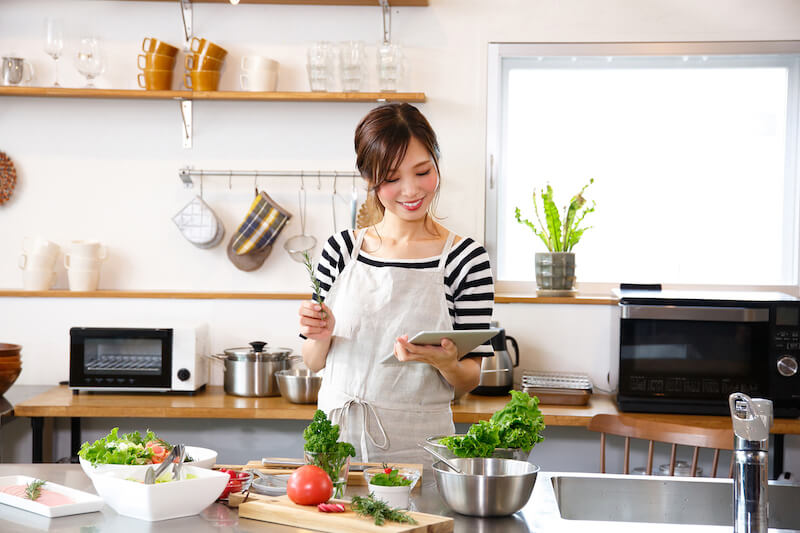 調べ物をする女性