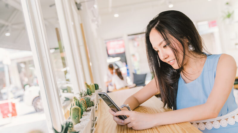 スマホを使う女性